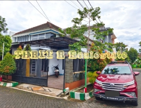 Rumah bagus 2 lantai ada carport dan garasi SHM harga nego