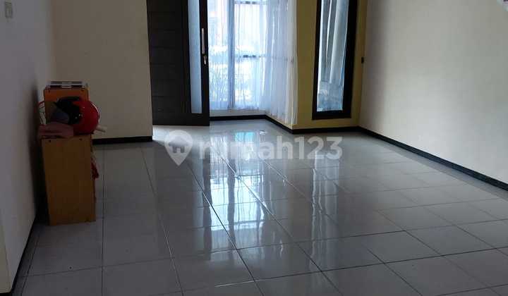 Nice ready-to-live house near UB campus located in Griyashanta. 2