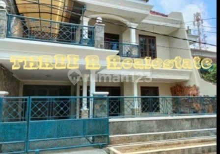 Rumah bagus besar 2 lantai di jalan bunga-bunga Soehat