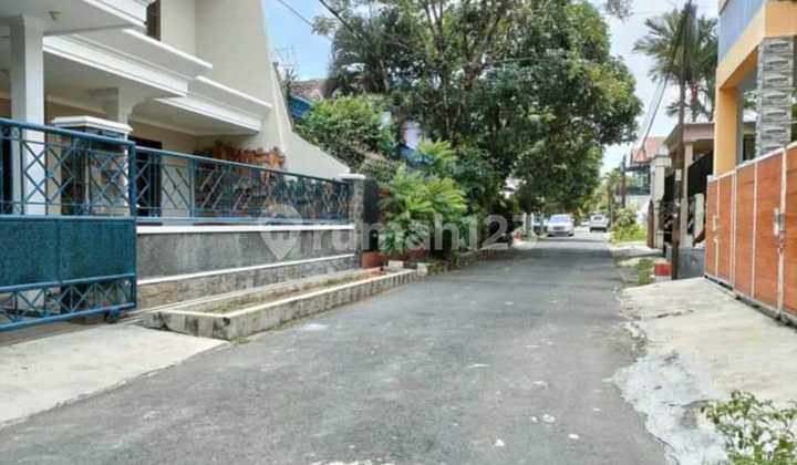 Nice big 2-story house on Soehat Flower Street. 2