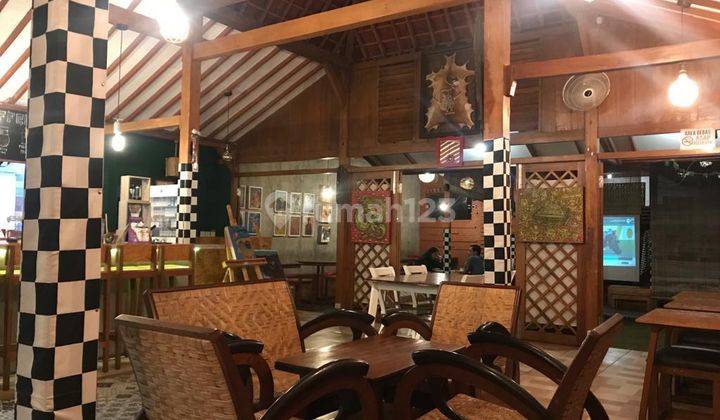 Cafe pinggir jalan dikelilingi banyak rumah kost  4