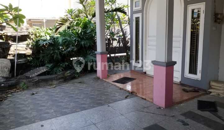 House with extensive land, ample leftover land at the back. 2