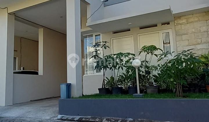 Rumah design townhouse 2 Lantai SHM Bagus dijual cepat 