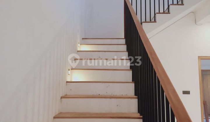 Rumah kusen jati Bagus 2 Lantai SHM bonus kolam ikan 