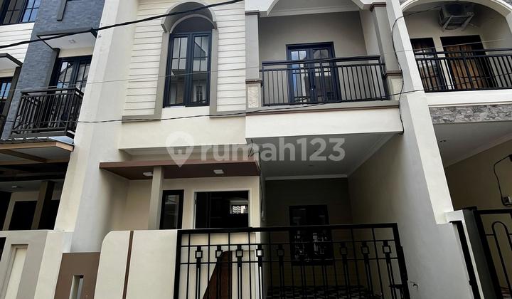 Rumah Bagus Bangunan Baru 3 Lantai Dekat Kampus Ub Suhat