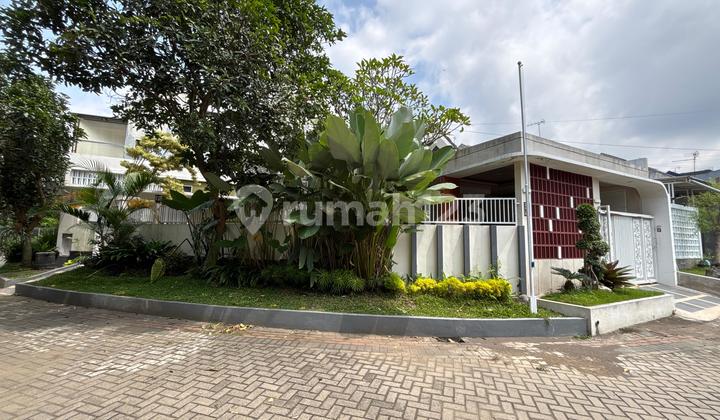 Hook House Near Many Campuses at an Affordable Price 1