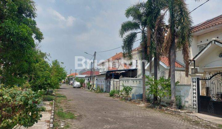 RUMAH TAMAN BABATAN PILANG LINGKUNGAN BEBAS BANJIR, ASRI, BANYAK PEPOHONAN TINGGI  2