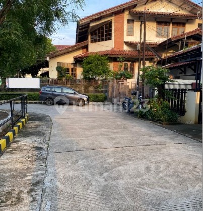 FOR QUICK SALE !! Large Corner House 3 floors, Facing Park in Sunrise Garden, West Jakarta