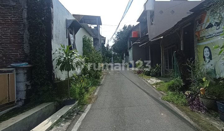 Strategic Old House in Banjarsari Solo 2