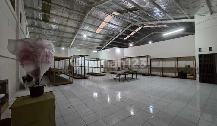 Strategic Warehouse &amp; House Ready to Use in Dinserengan Solo