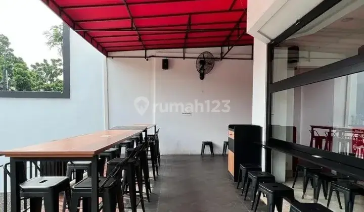 Bangunan Rumah Dilokasi Komersil