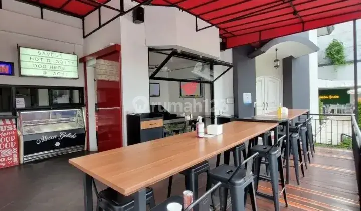 Bangunan Rumah Dilokasi Komersil