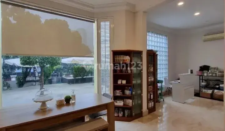 Bangunan Rumah Dilokasi Komersil