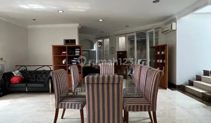 Bangunan Rumah Dilokasi Komersil