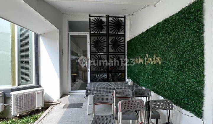 Bangunan Rumah Dilokasi Komersil