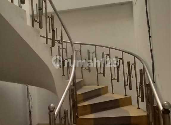 Di Sewakan Ruko 2.5 Lt Tengah Kota, Siap Buka Usaha,perdagangan, Perkantoran , Strategis 1