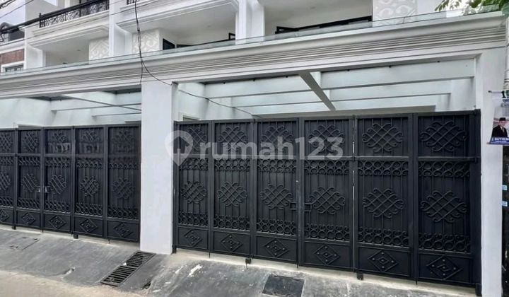 Dijual Rumah Baru Renovasi dengan Kolam Renang di Bintaro