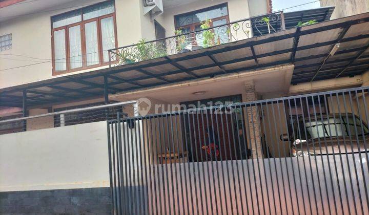 Rumah di Patal Senayan 2 Lantai SHM Bagus Harga Murah BU cocok utk Kos2an  1