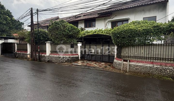 Rumah, Ada Kolam Renang Dicipete Jakarata Selatan Luas Tanah.1295m SHM, Harga Murah Nego Sampe Deal Dekat MRT