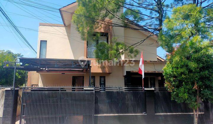 Rumah di Jalan Futsal 2 Lantai SHM Bagus Barat 1