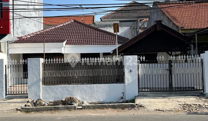 Rumah Pinggir Jalan Cocok Untuk Kantor /tempat Usaha Row Jalan Sangat Luas