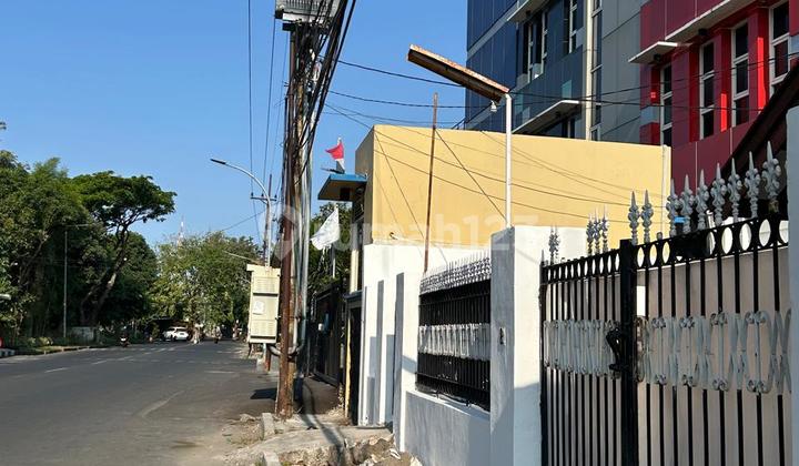 Rumah Pinggir Jalan Cocok Untuk Kantor /tempat Usaha Row Jalan Sangat Luas