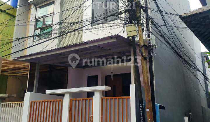 Fully Furnished House in Johar Baru, Central Jakarta Strategic Location