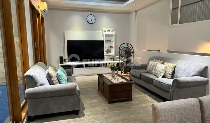 Rumah Full Furnished dengan Kolam Renang Pribadi di Bintaro