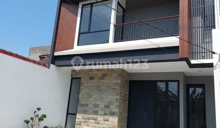 Rumah Modern Tropical Lokasi Strategis di Graha Raya Bintaro 2
