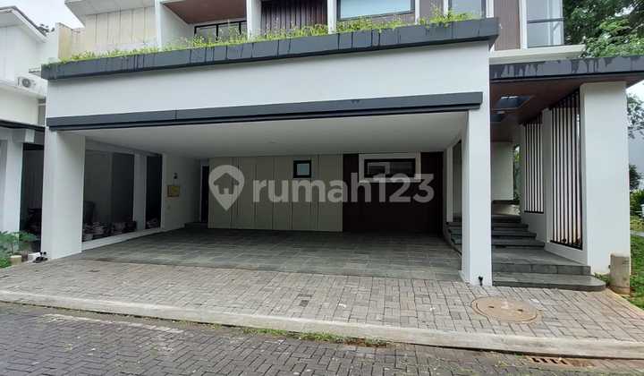 Rumah Modern Classic dengan Balkon yang Luas di Bsd City