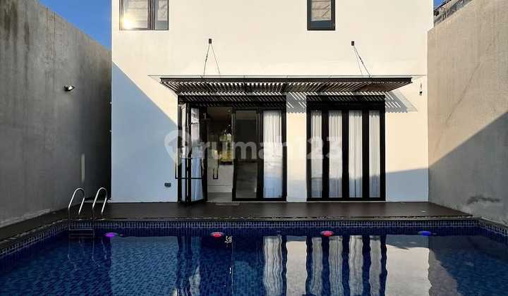House with Good Air Circulation and Lighting in Kemang 2