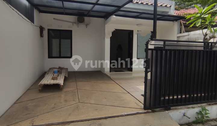 Minimalist House in a Safe and Comfortable Environment in Bintaro Sector 5 Minimalist House in a Safe and Comfortable Environment in Bintaro Sector 5
