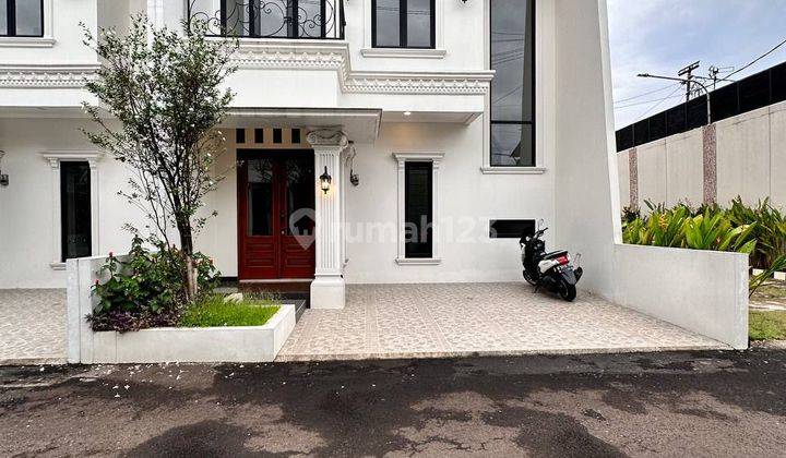 Rumah Clasic 2,5 lantai Dekat Jln Raya Jatiwaringin Pondok Gede 1