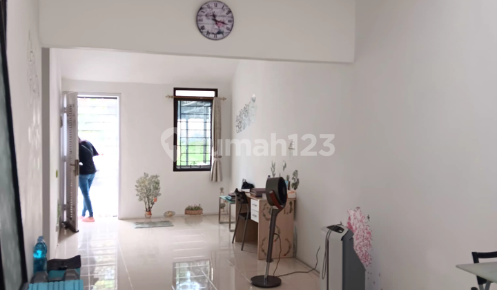 Rumah 1.5 Lantai Fully Furnished Plafon Tinggi Atap Baja Ringan Rapi Area Tenang 2