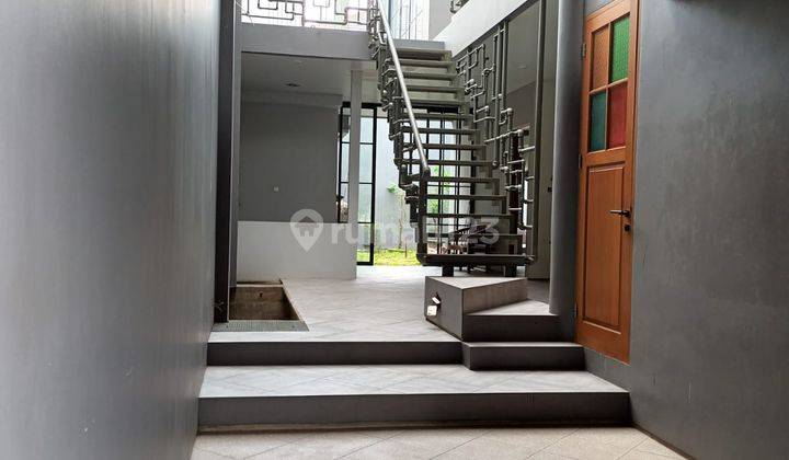Rumah Gaya Industrial Kontemporer di Lebak Lestari Lebak bulus Jakarta Selatan