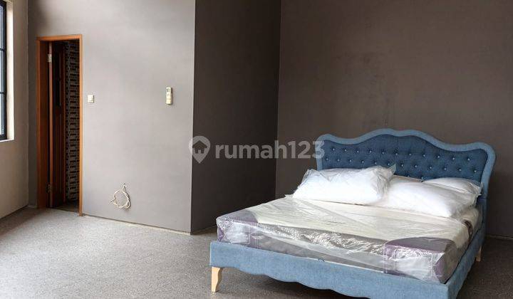 Rumah Gaya Industrial Kontemporer di Lebak Lestari Lebak bulus Jakarta Selatan