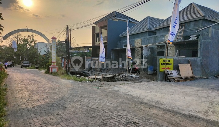 Rumah ready jalan lebar 3 mobil,400 meter jl woltermonginsidi 12