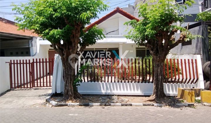 Rumah Hitung Tanah Darmo Permai Selatan, Lokasi Strategis 1