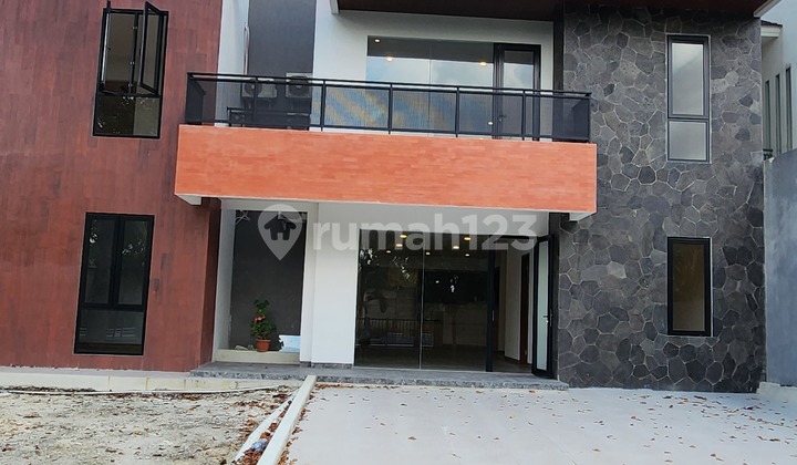 For Sale: A Luxurious and Beautiful House in Palmyra Cluster, Facing the Swimming Pool in Alam Sutera.