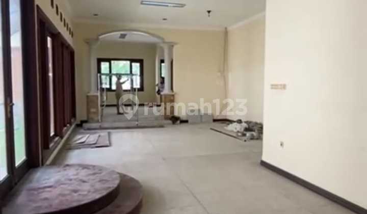 Darmo Street, Dr. Soetomo Street, Wahidin Street, Opak Street, Imam Bonjol Street, Kartini Street, Diponegoro Street, Major General Sungkono Street, Kutai Street Darmo Street, Dr. Soetomo Street, Wahidin Street, Opak Street, Imam Bonjol Street, Kartini Street, Diponegoro Street, Major General Sungkono Street, Kutai Street