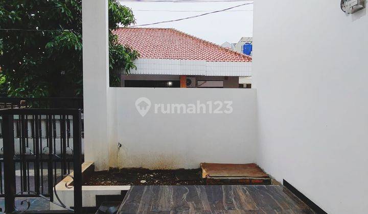 Rumah Baru 2,5 Lantai Modern Classic Siap Huni di Kalisari Jakarta Timur. 2