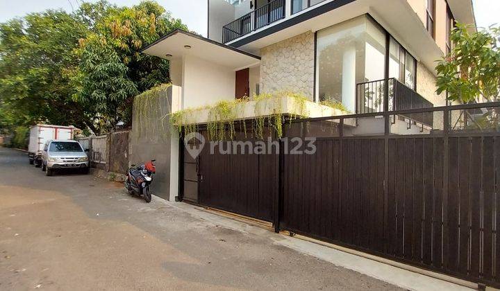 Modern Tropical Exclusive Townhouse Kemang Jakarta Selatan 1