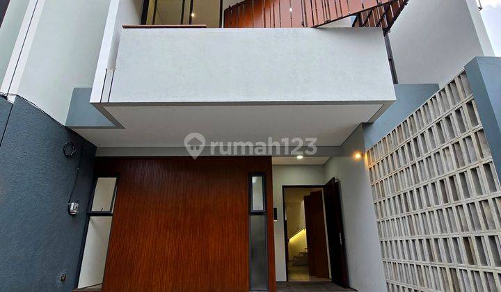 Rumah Modern Dengan Material Terbaik Dalam Komplek Jalan Lebar Di Pondok Bambu Jakarta Timur  1