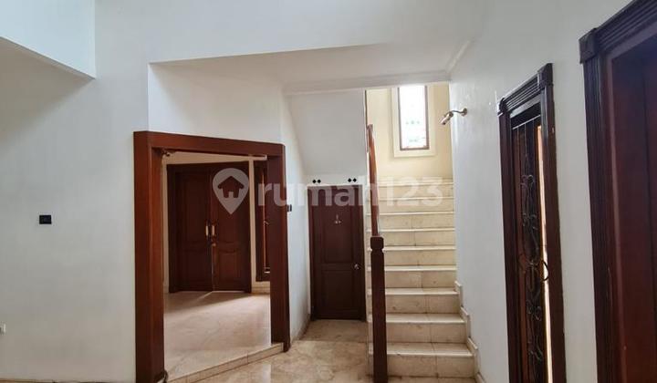 Rumah Mewah Hoek 3 Lantai di Citra Gran 