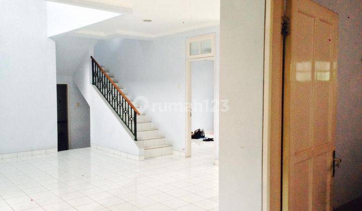 Di  rumah cantik dua lantai semi furnished di Kota Wisata 2