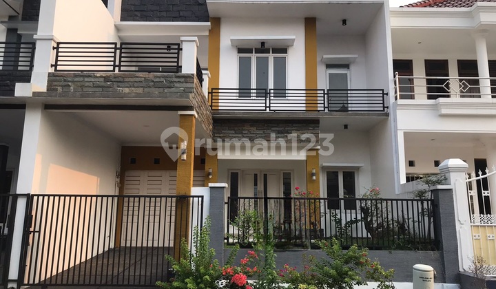 Rumah 2 Lantai Hoek di  di Raffles Hills 