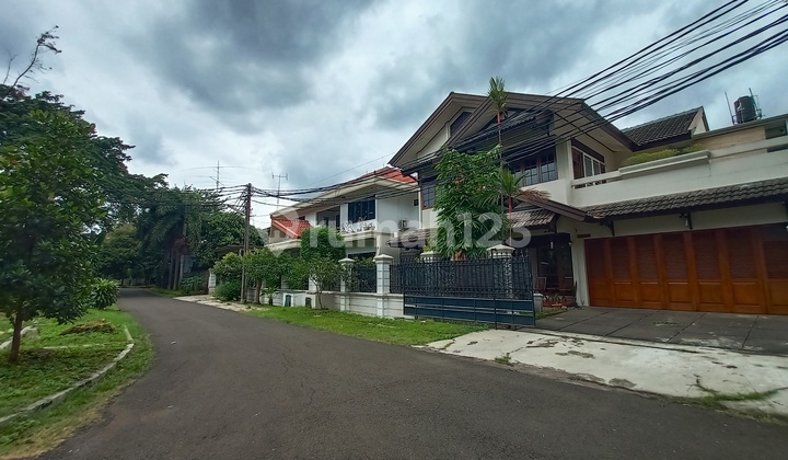 Rumah dua lantai semi furnished, hoek, hadap taman di Bukit Permai Cibubur