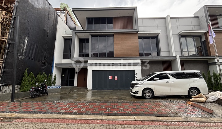 Turun Harga! Rumah Atherton 3 Lantai di Kota Wisata