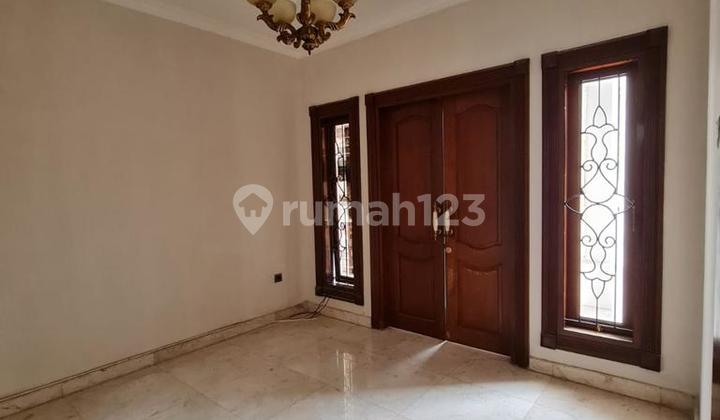 Rumah Mewah Hoek 3 Lantai di Citra Gran  2