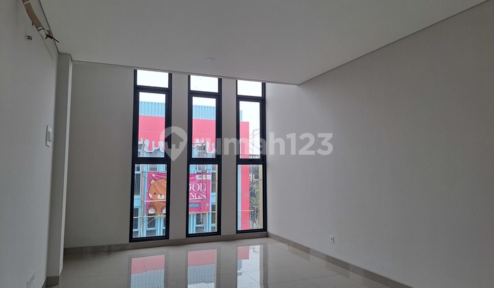 2.5-Storey Commercial Building in Madison Downtown, Kota Wisata